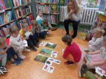 Dzieci segregują dary jesieni