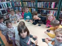 Przedszkolaki wykonują pracę plastyczną