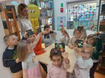 Przedszkolaki wykonują pracę plastyczną