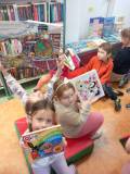 Dzieci oglądają książki