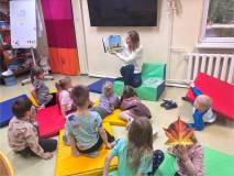 bibliotekarka czyta książkę dzieciom