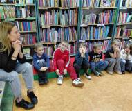 Bibliotekarka z dziećmi