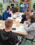 Bibliotekarka pokazuje portret pieska