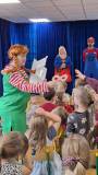 Pippi pokazuje dzieciom okulary SuperBohatera do przymierzenia