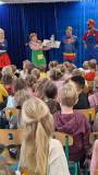 SuperBohaterowie czytają dzieciom książkę o superbohaterach