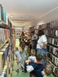Bibliotekarka oprowadza dzieci po bibliotece
