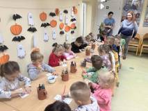 Dzieci kolorują zakładki do książki