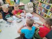 Chłopcy układają puzzle