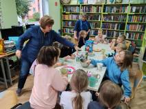 Panie Anie proponują dzieciom gry Memokubki i Anonimo