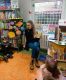 Bibliotekarka prezentuje książkę o wszechświecie