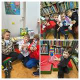 Chłopcy prezentują swoje prace