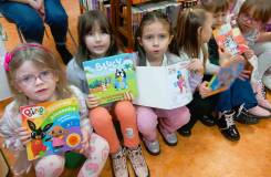 Dziewczynki prezentują wybrane książki