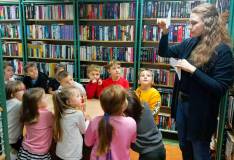 Dzieci przygotowują się do pracy plastycznej