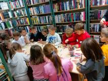 Przedszkolaki wykonują pracę plastyczną