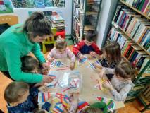 Dzieci wykonują pracę plastyczną