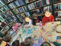 Przedszkolaki tworzą swoje rakiety