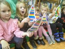 Dzieci prezentują swoje prace