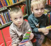 Chłopcy prezentują swoje prace