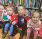 Przedszkolaki ze swoimi rakietami