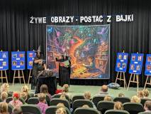 Dzieci biorą udział w zabawach