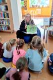 Na zdjęciu Gosia prezentuje grupie pierwszoklasistów najciekawsze książki z naszych zbiorów