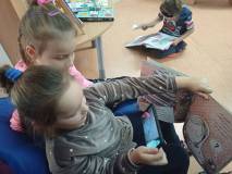 Na zdjęciu pierwszoklasiści przeglądają najciekawsze książki z naszych zbiorów