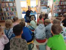 Na zdjęciu Małgosia pokazuje pierwszakom piękną książke o Muminkach