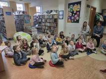 Na zdjęciu Wiola czyta Żabkom książeczkę o przygodach Malinki i Leona