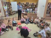 Na zdjęciu dzieci z grupy Żabek i postać Malinki ułożona z puzzli