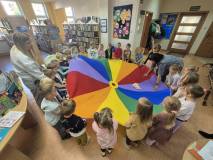 Na zdjęciu Żabki podczas zabawy z chustą animacyjną