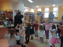 Na zdjęciu Gosia z Żabkami podczas zabawy