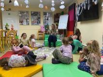 Bibliotekarka czyta ksiazkę dzieciom