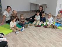 Dzieci biorą udział w zabawach