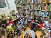 Dzieci z grupy Motylki czytają książki