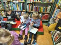 Przedszkolaki przeglądają książki