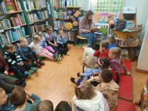Bibliotekarka czyta dzieciom książkę
