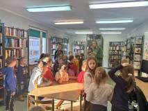 Dzieci zwiedzają bibliotekę