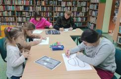Uczestnicy podczas prac plastycznych