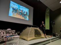 Pokaz rozkładania namiotu na scenie KBP