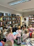 bibliotekarka prezentuje książki