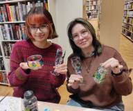 Młode studentki prezentujace wykonane przez siebie lampiony