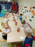 Dzieci wykonują prace plastyczne