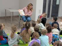 Bibliotekarka czyta dzieciom książeczkę