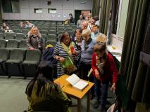 Autorka podpisuje ksiażki