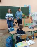 Bibliotekarki prezentują książki