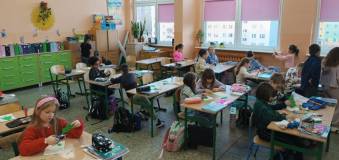 Uczniowie przy wykonywaniu choinki