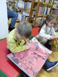 Przedszkolaki oglądają książki