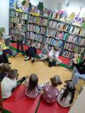 Przedszkolaki słuchają bibliotekarki
