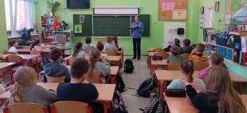 Bibliotekarka czyta książkę