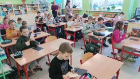 Dzieci wykonują choinki